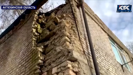 Дожди разрушают кирпичные двухэтажки в Кенкияке