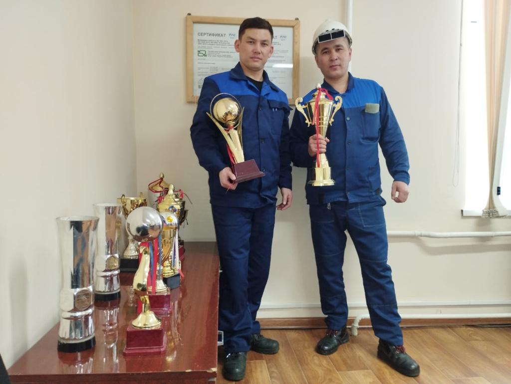 Айболат Омаров и Думан Дарибаев со спортивными трофеями цеха.jpg Айболат Омаров и Думан Дарибаев со спортивными трофеями цеха.jpg