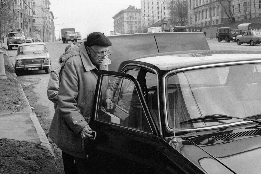 Академик Андрей Сахаров садится в машину, 1988 год..jpg Академик Андрей Сахаров садится в машину, 1988 год..jpg