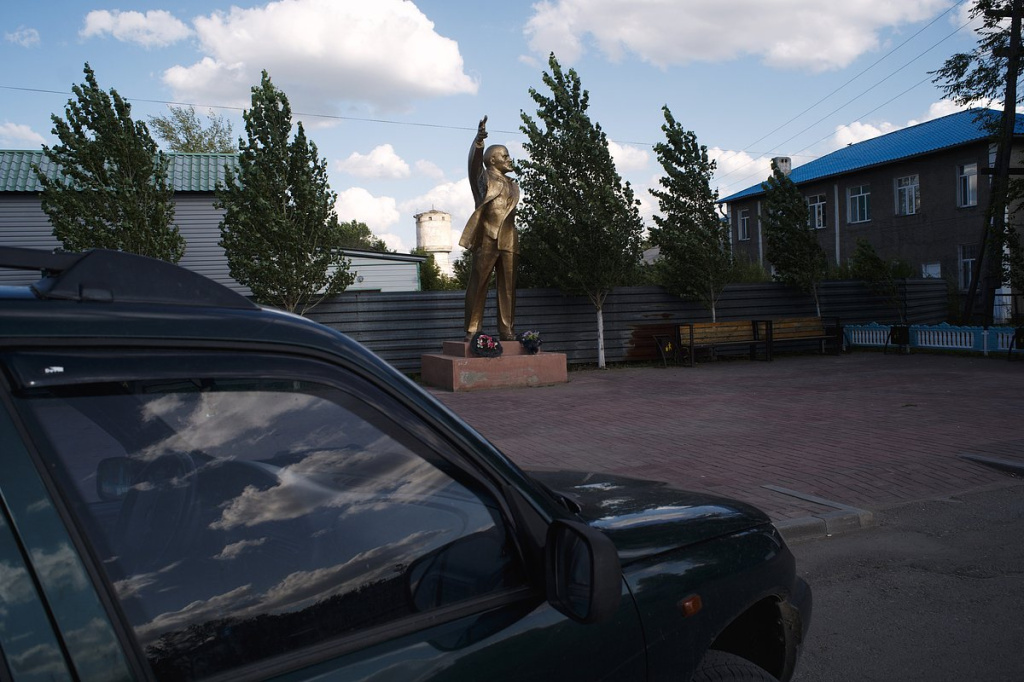 Памятник Владимиру Ленину у вокзала в городе Есиль Акмолинской области, 27 июля 2024 года..jpg Памятник Владимиру Ленину у вокзала в городе Есиль Акмолинской области, 27 июля 2024 года..jpg