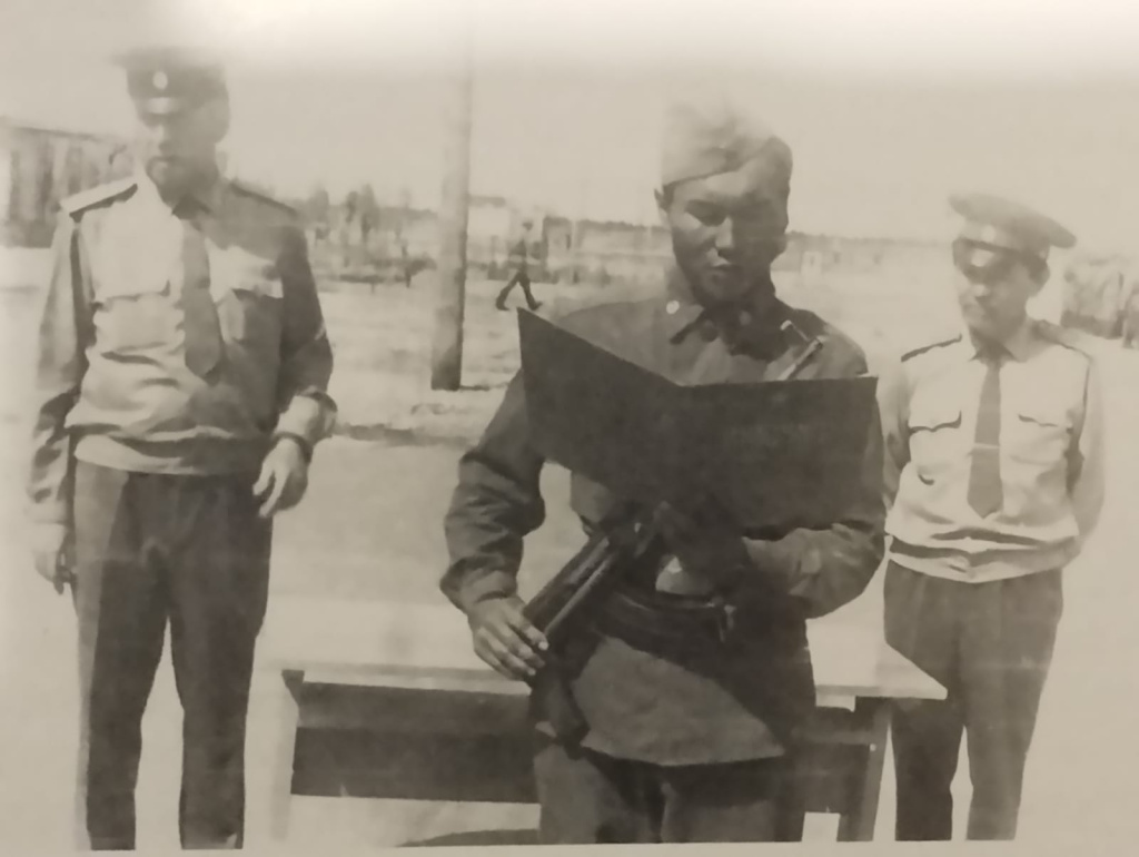 Принятие воинской присяги. На заднем плане справа - полковник У.Аринбасаров..jpeg Принятие воинской присяги. На заднем плане справа - полковник У.Аринбасаров..jpeg