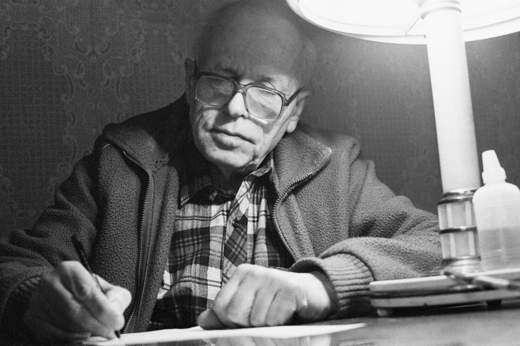 Андрей Сахаров во время работы дома, 12 ноября 1989 года..jpg Андрей Сахаров во время работы дома, 12 ноября 1989 года..jpg